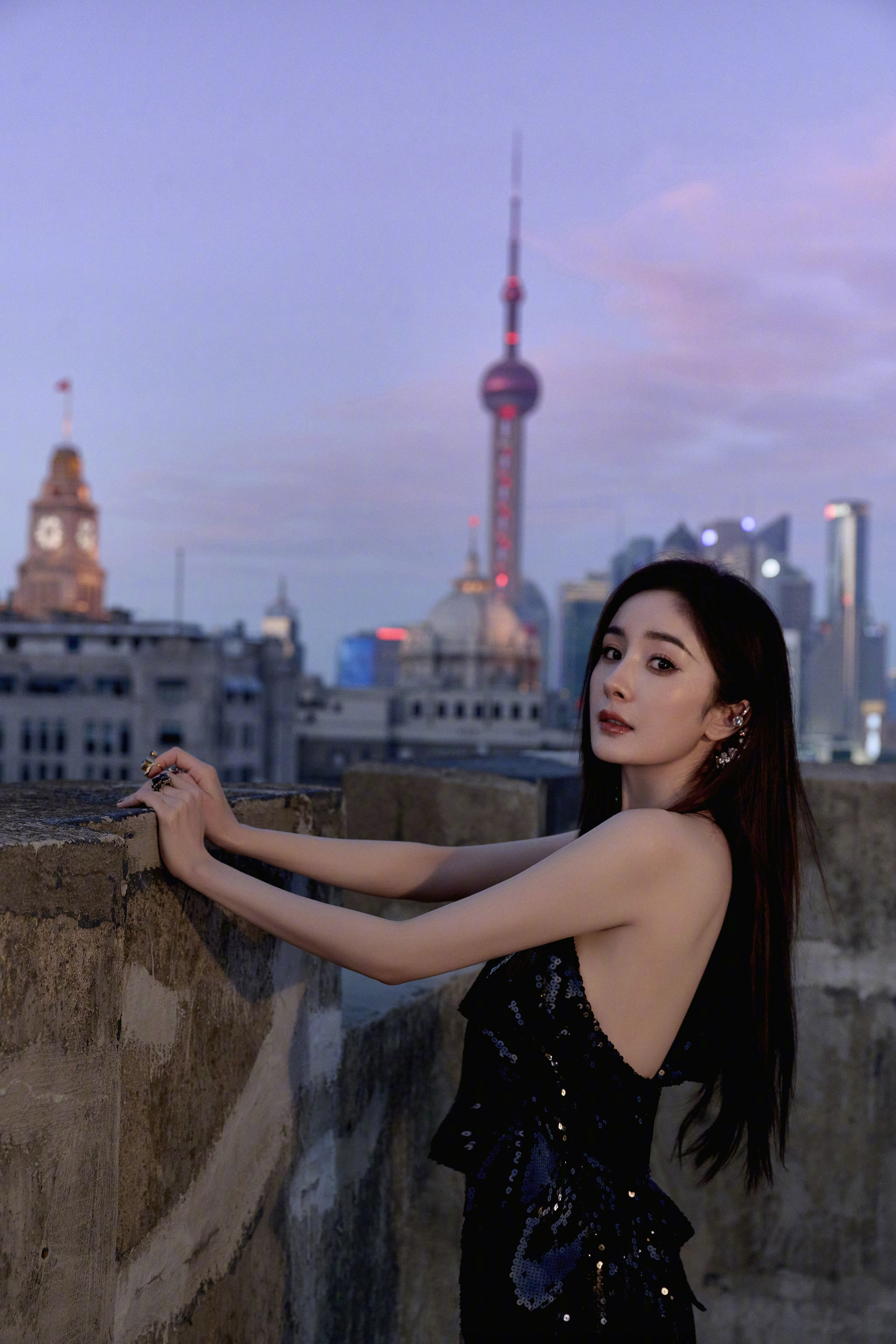 杨幂[超话] ym杨幂宁绣绣 当城市的喧嚣渐渐隐去，夜便成了温柔的诗笺。待明日朝