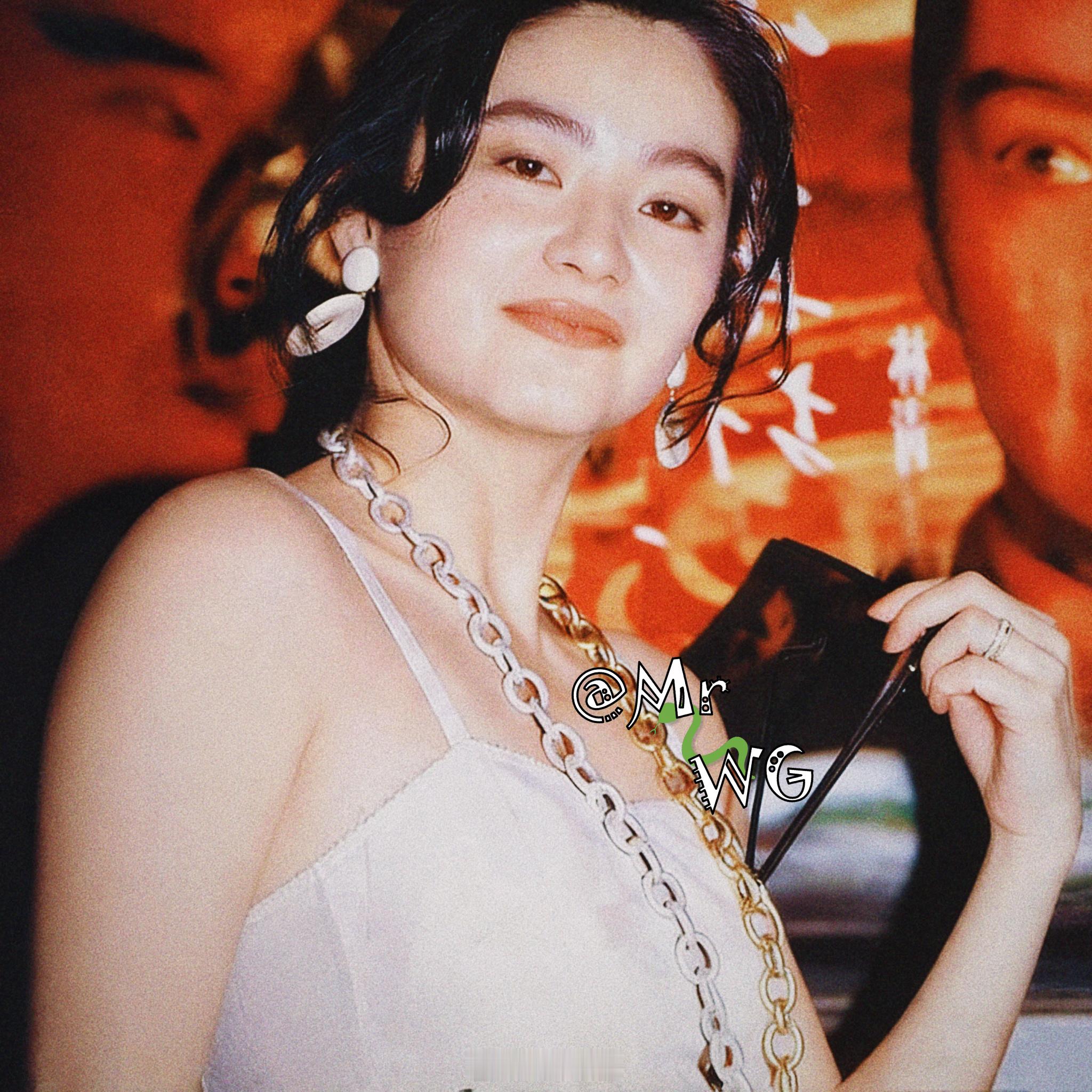 林青霞独家扫描 这睥睨的眼神！拿着墨镜🕶️的霸气，和卷卷发丝轻垂的妩媚——参见