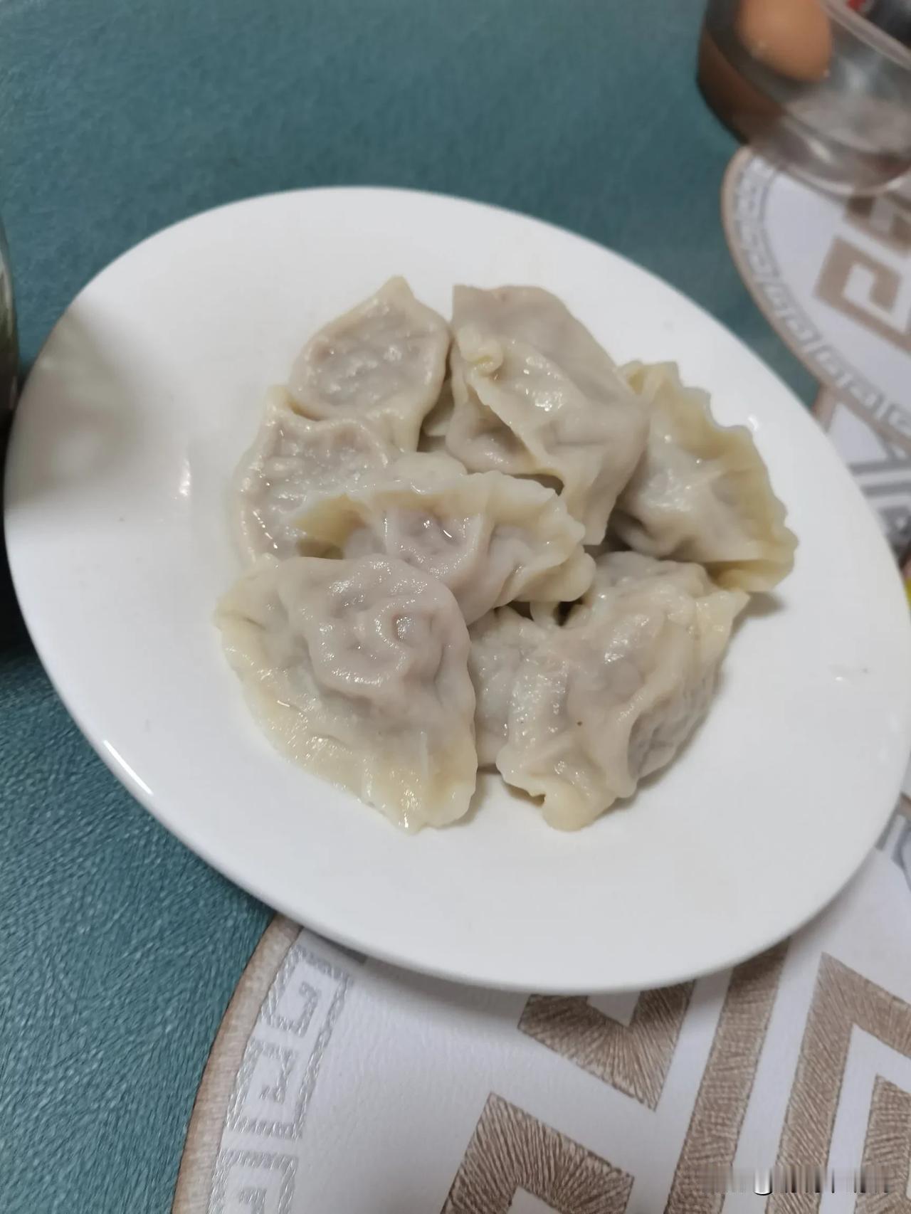 一个人的午饭，十五个饺子，刚刚好，配上我的腌韭菜，味道没治了，怎么形容了？反正就