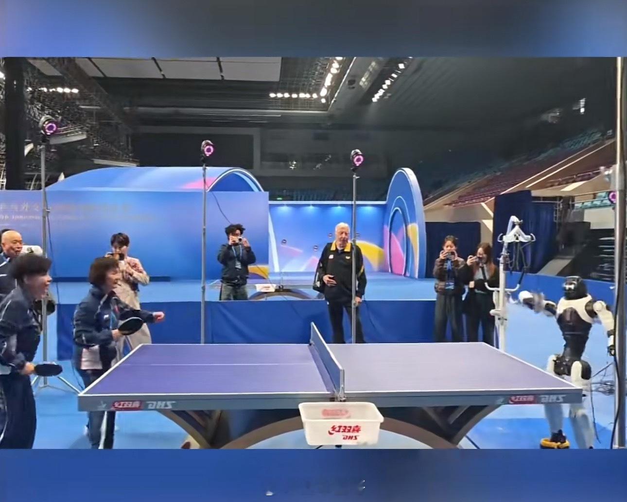 世界冠军与机器人同台对决现在机器人进化的太快了，而且会的技能也是越来越多，未来家