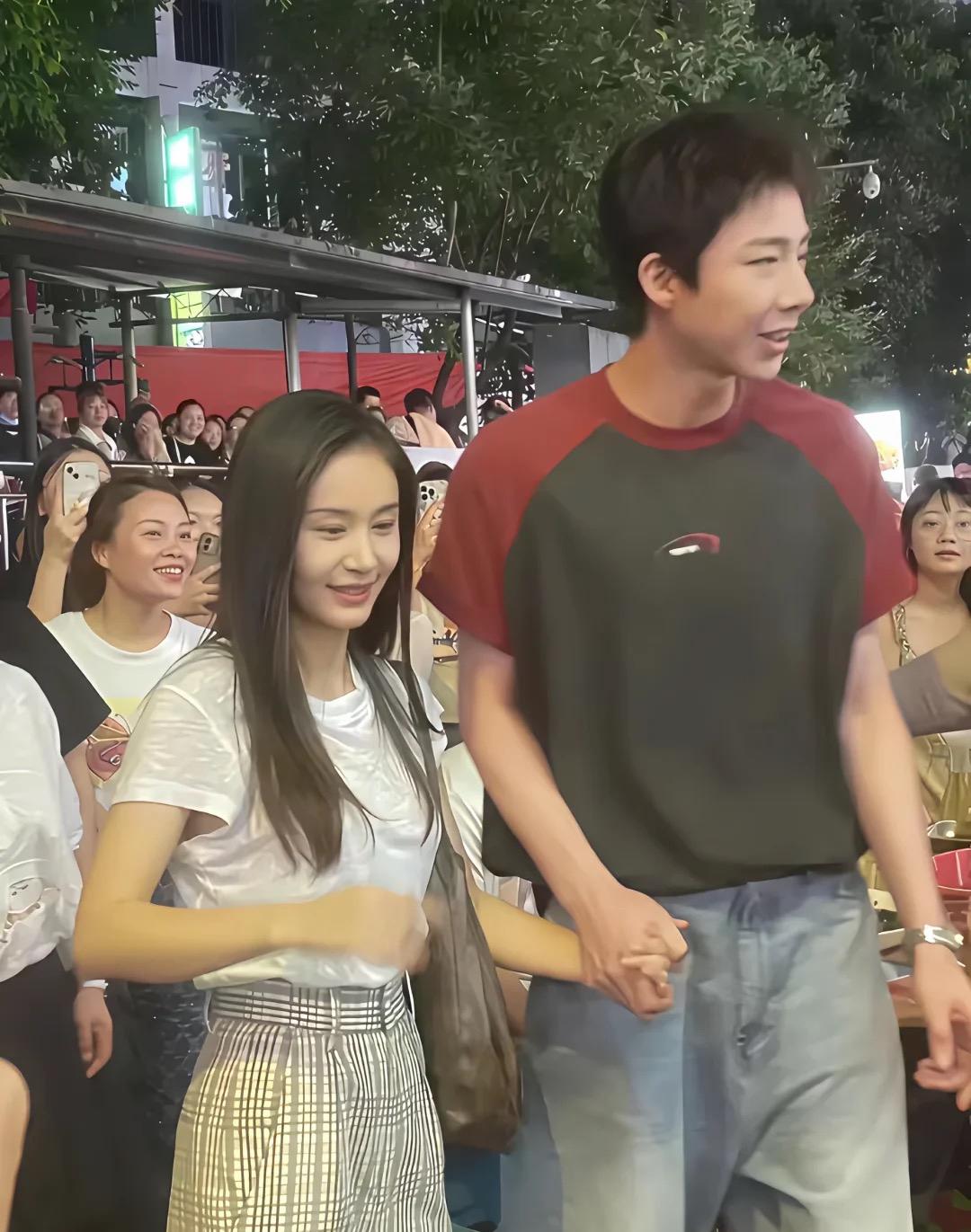 刘宇宁：（突然凑近）子文姐，今天又被粉丝说我们身高差萌死了……（比划着）这差距，