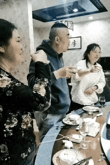 如果这个男人不躲一下的话，只要把这个女子扶住，女子也许就不可能重重的摔到地上，其