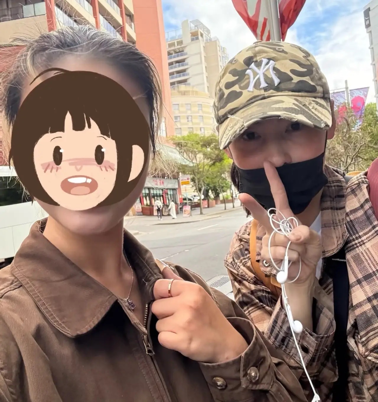 有网友在澳洲偶遇张柏芝，除夕当天，她和大儿子Lucas逛街购物！前两天她还晒出和