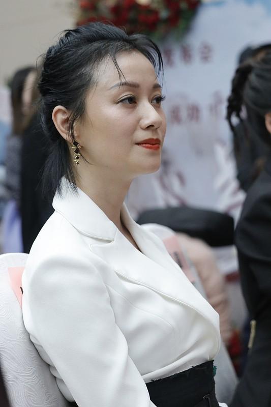 单位女同志的优雅气质，来源可不少。
从筛选机制看，进体制内要过笔试、面试、政审等