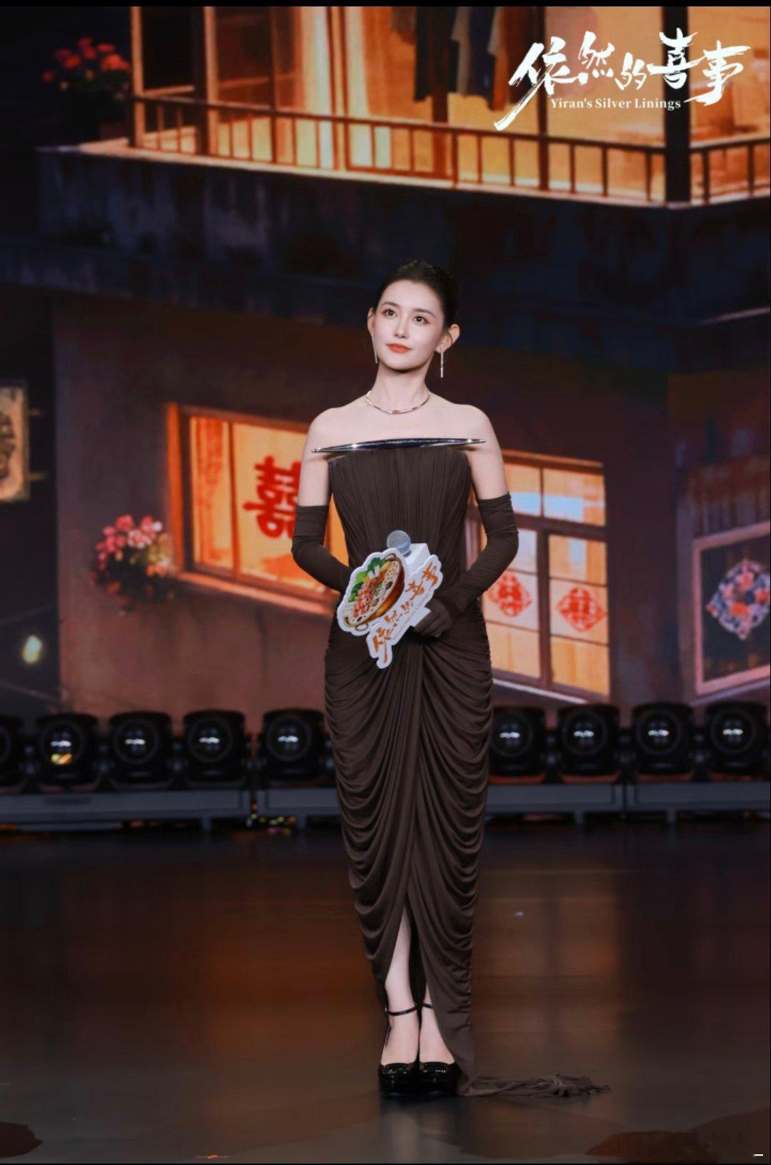 黄小蕾奔赴普宁解救蒋依依戏里演母女，线下黄小蕾真把蒋依依当闺女，听说妹妹综艺录制