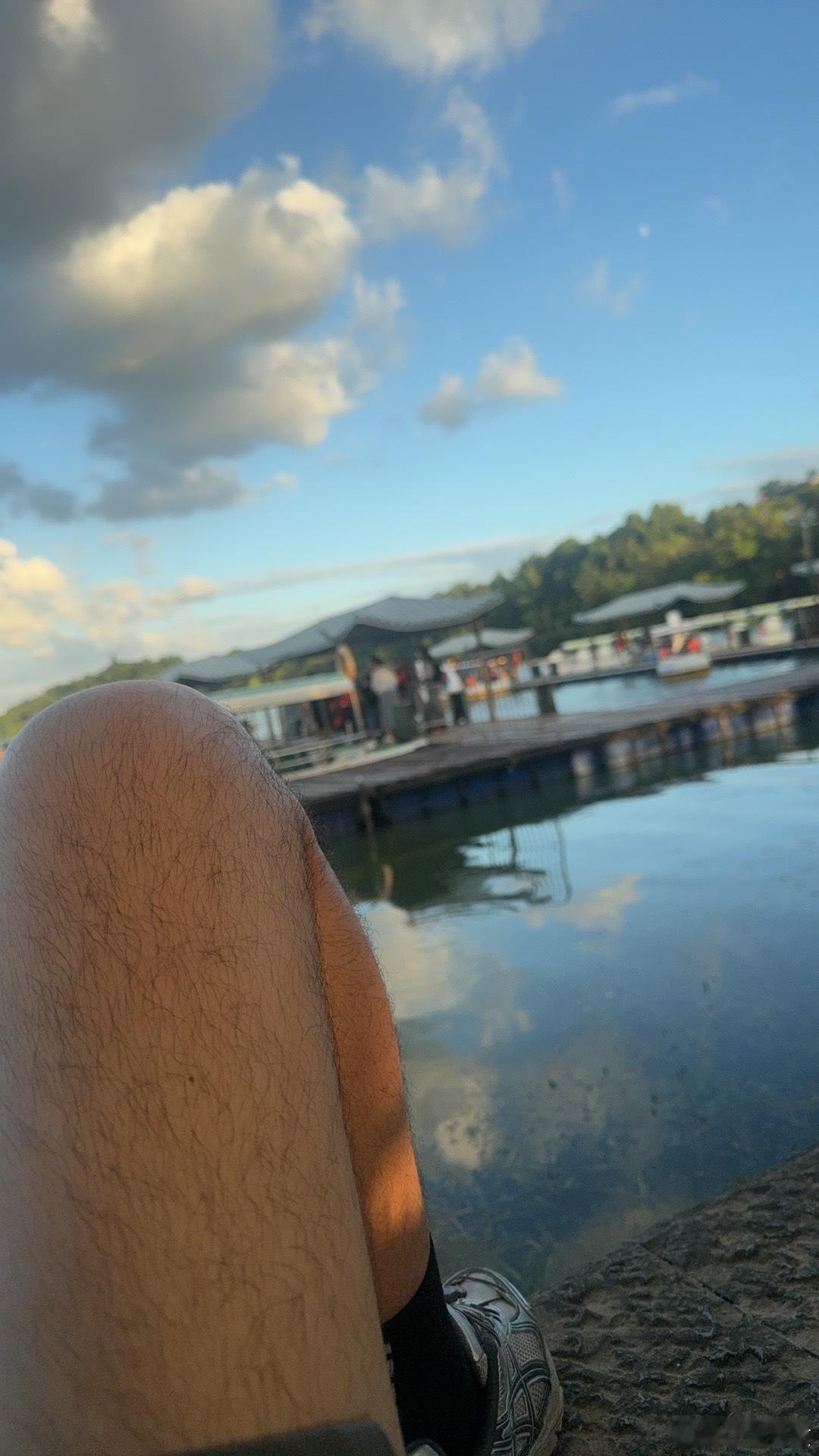来南京的飞机上把我的前半生终于看完了，故事的结尾是，人总要离开一座城市很久，才明