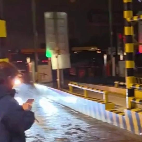 2月23日24时，随着春节假期高速免费政策正式收官，全国多地收费站上演了极具戏剧