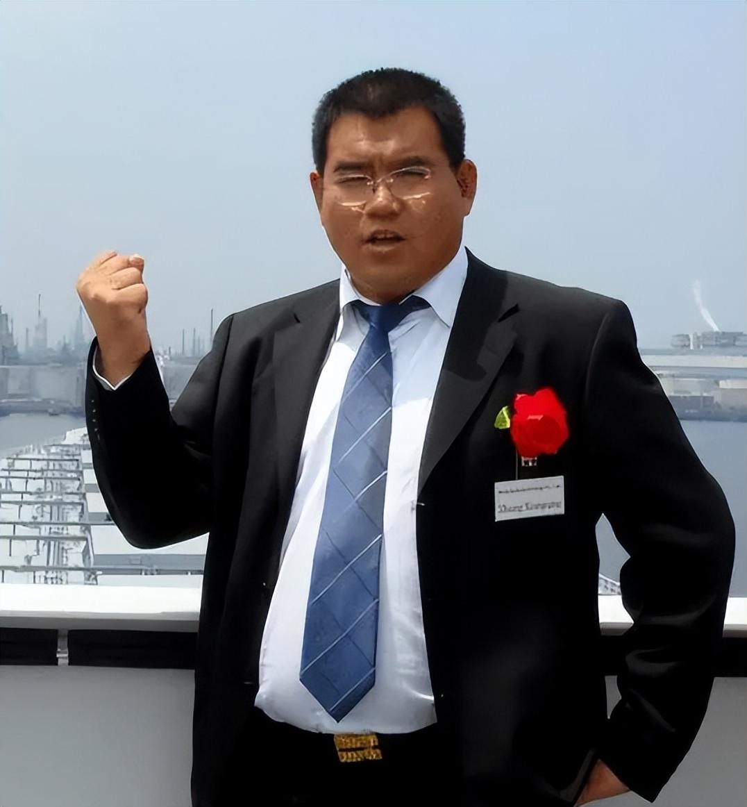 在汶川地震时，一名百亿富豪直接捐款3000万元，然而在救灾晚会上，他临时改变了决