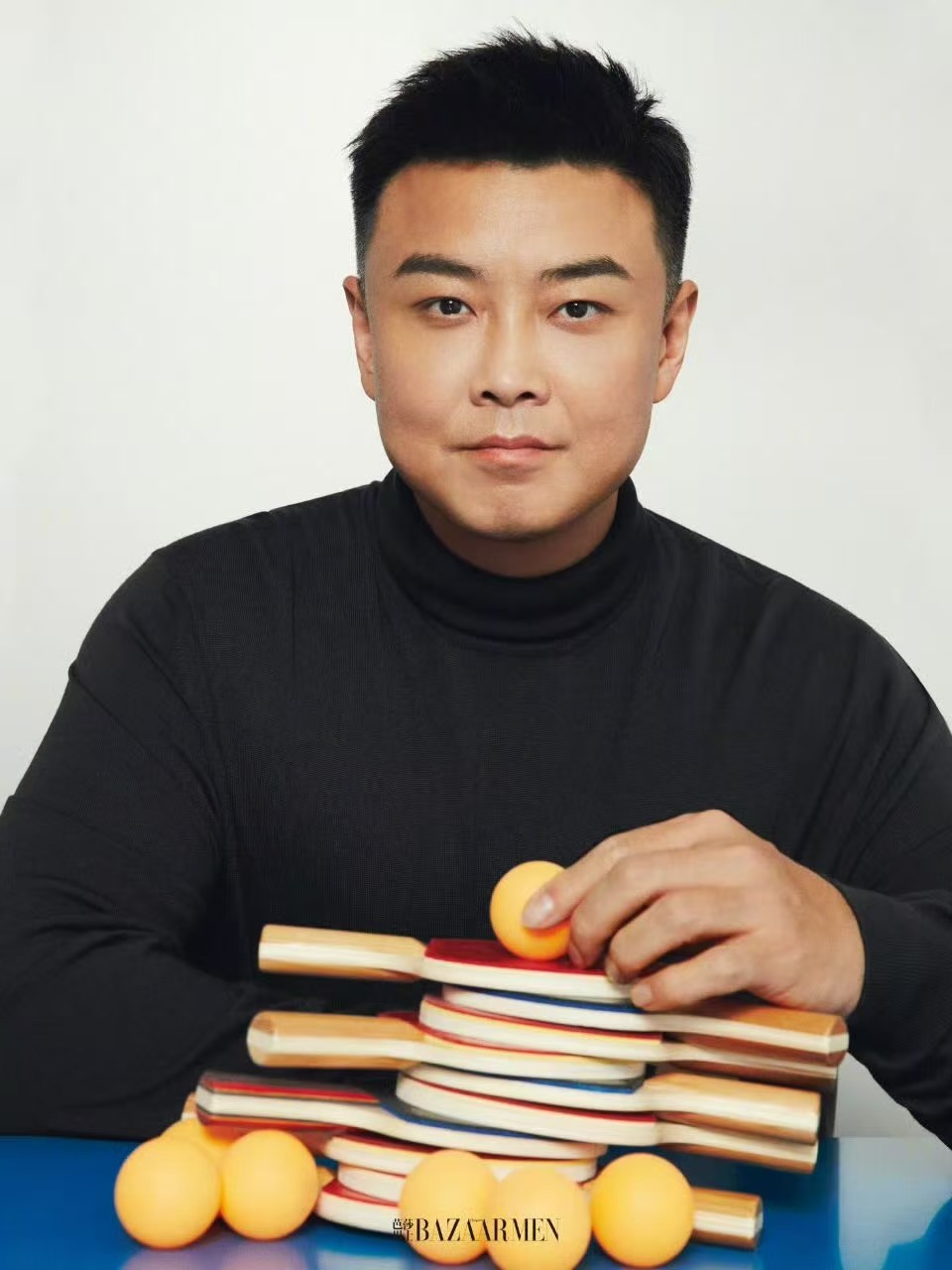 王皓芭莎男士大片 当乒乓的热血遇上时尚的质感，王皓给出了最动人的答案。镜头前的他