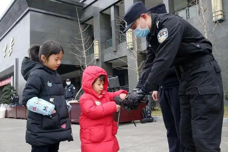 暖心一幕：走散男孩奔向特警叔叔

商场里，小男孩与妈妈走散，急得大哭。慌乱中，他