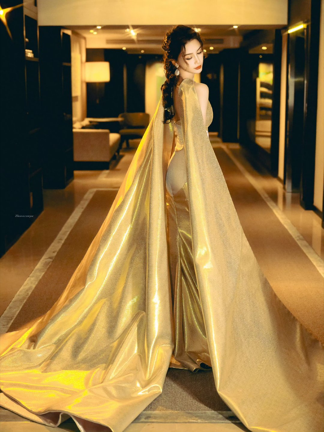 Angelababy在洞洞板认出粉丝做国际巨星angelababy的粉丝真的好幸