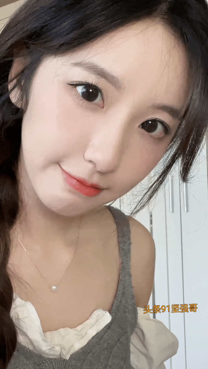 怪不得不拍正脸，原来是觉得自己的正脸傻傻的……