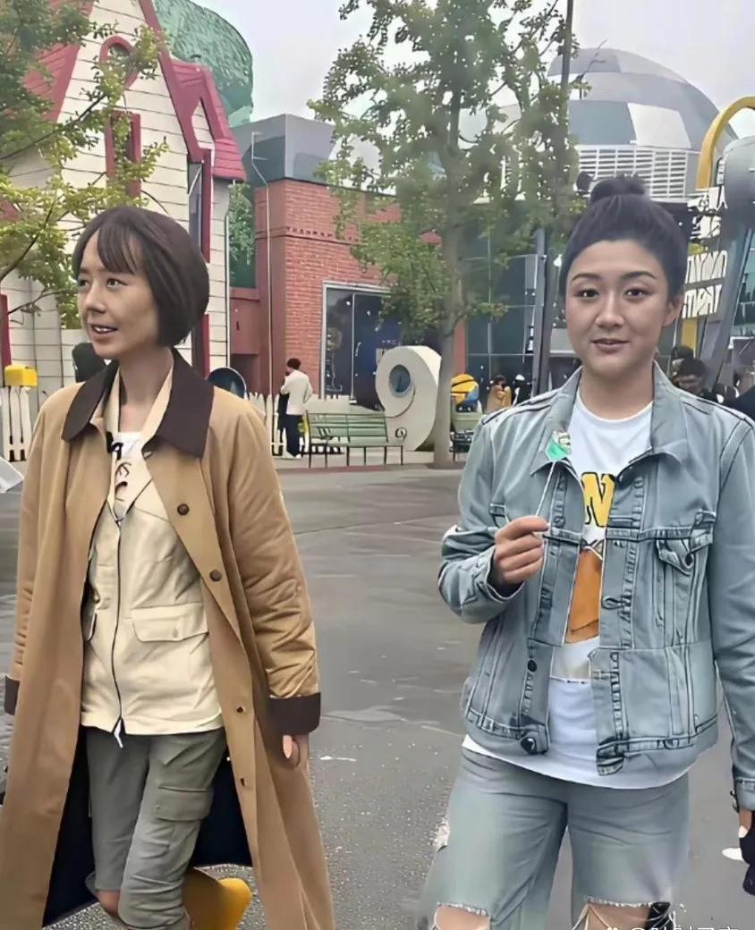 画面中的女士，他们都说是主持人鲁豫，于是我放大图片看了好一会儿，感觉确实是她。