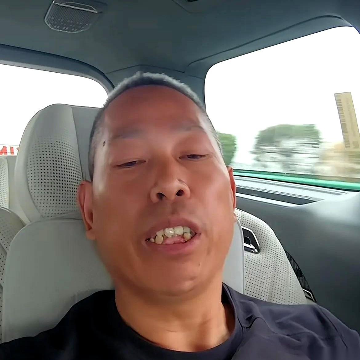 有人问张雪的师傅牙哥，张雪当年学徒笨不笨？
牙哥想都没想，直接说：打过。
手把手