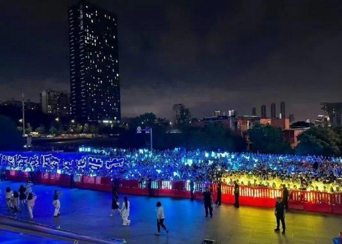 王俊凯&丁程鑫今晚hi6粉丝线下应援，是不是蓝海和黄海？ ​​​