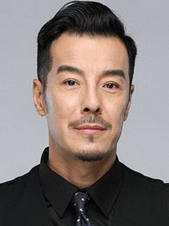 父亲是央视领导，他却偏不当关系户，娶二婚妻子，46岁才走红，这个男人叫于鹏，后来