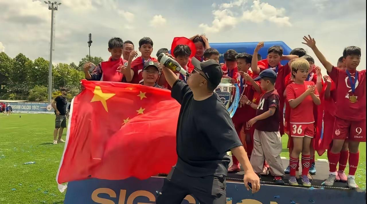 董路的中国足球小将在意大利杯赛决赛中和埃弗顿1：1战平，进入点球大战，在点球大战