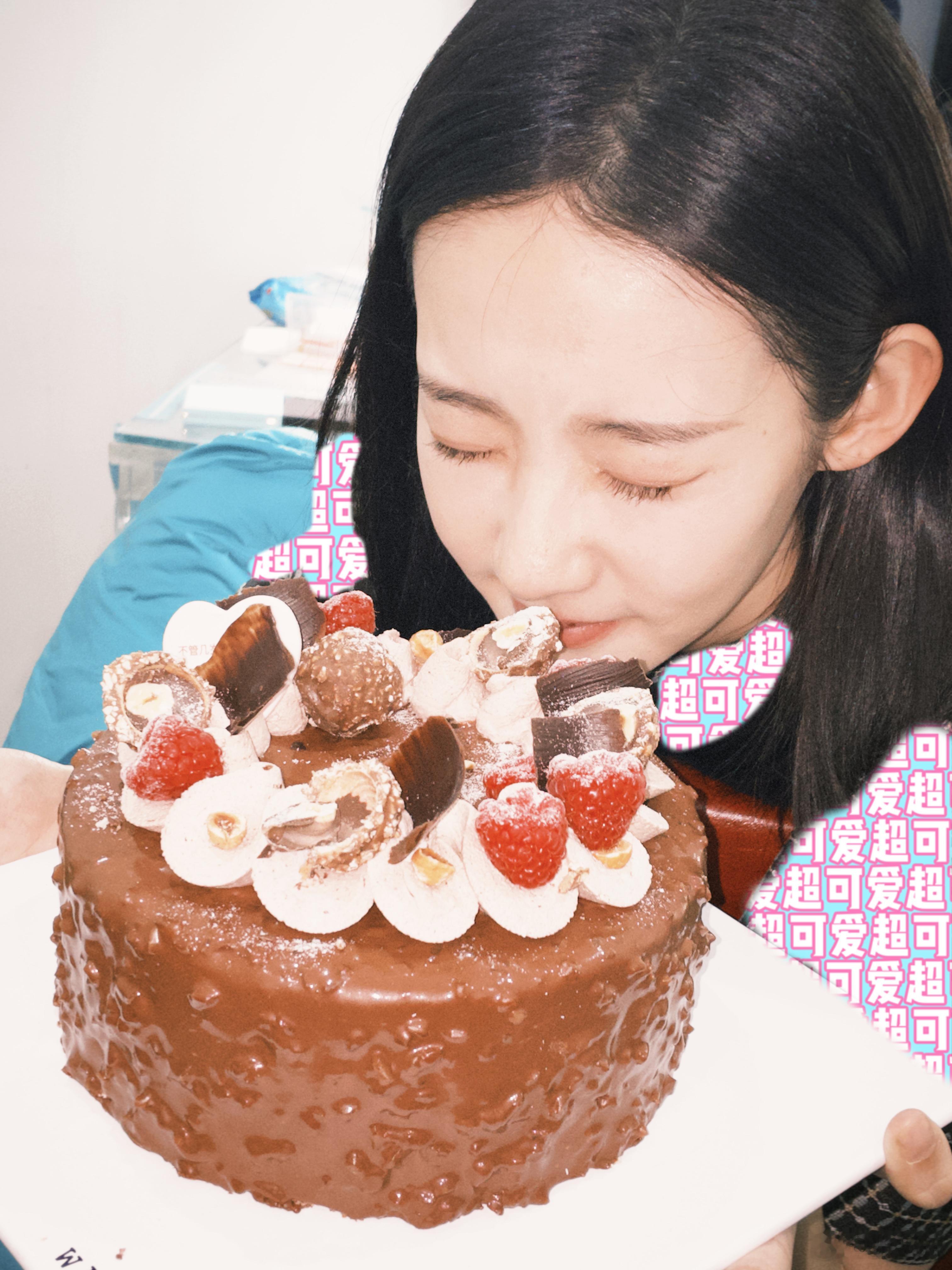 今天收到了很多生日蛋糕，很开心🎂你们的祝福我也看到啦，谢谢大家的爱和祝福！我继
