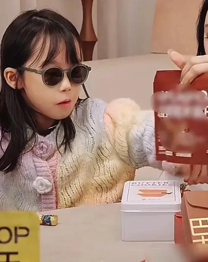 伊能静都小女儿秦米粒，看起来更像爸爸秦昊。感觉伊能静思想很有深度，在她的教育下，