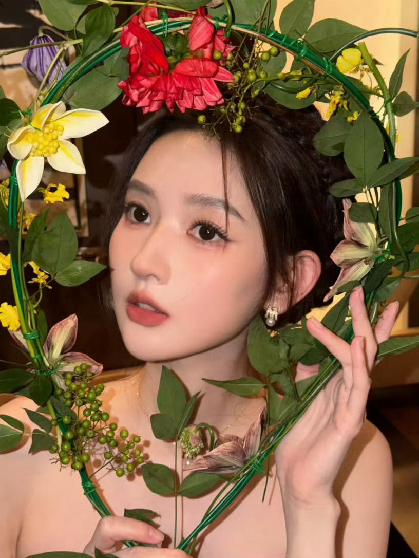王玉雯七夕给剧组女孩送花王玉雯七夕请全剧组喝奶茶拍戏工作再忙碌，也不忘仪式感，王