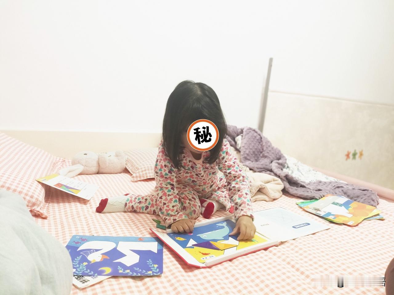 凌晨3点多起来玩七巧板的娃

五一黄金周假期已经进入倒计时，有人外出旅行，去看人