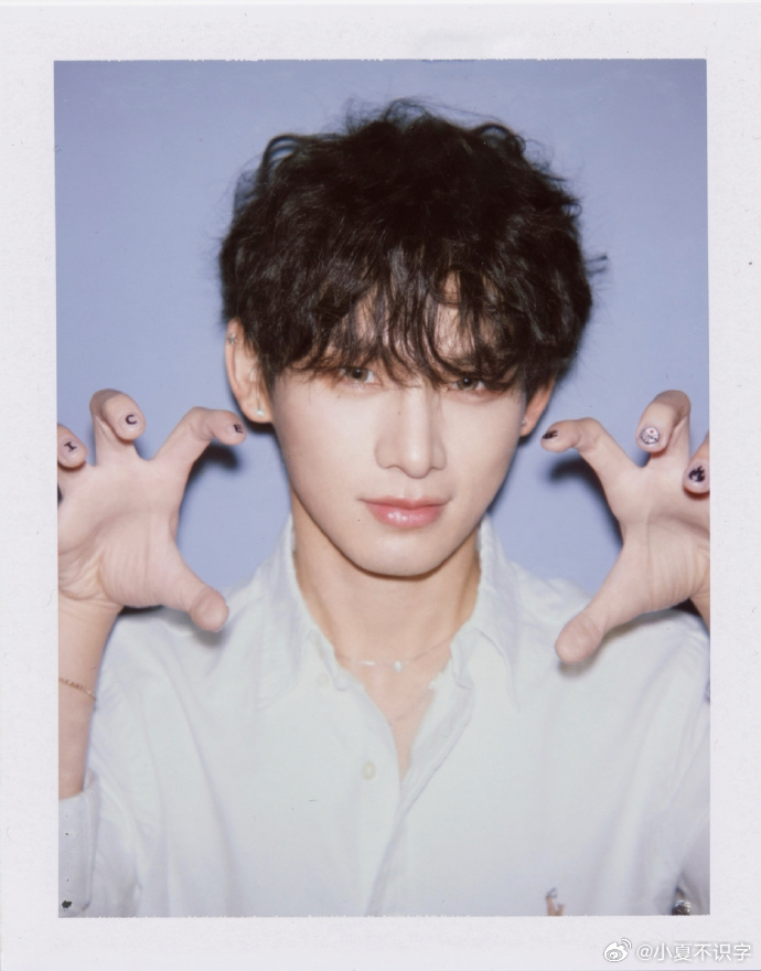 姚琛生日撕拉片姚琛拍撕拉片好权威真的佩服姚琛的镜头掌控力！生日撕拉片复古又清新，