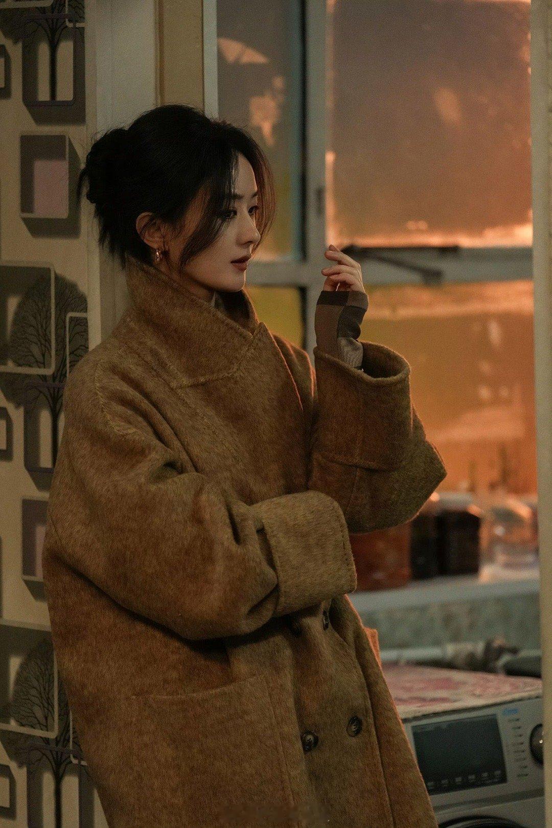 #赵丽颖沉思侧颜#  爱了爱了！！蹙眉，沉思，不开灯的房间，是安全感的来源。 赵