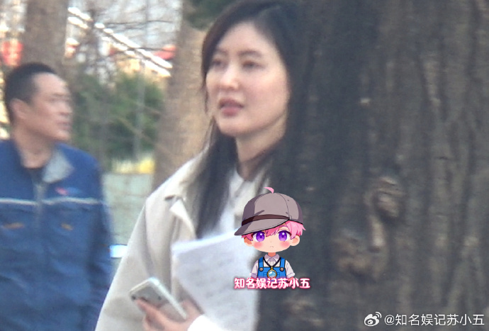 张天爱走路一瘸一拐张天爱疑似脚受伤 张天爱和朋友一瘸一拐地从咖啡厅走出，看起来像