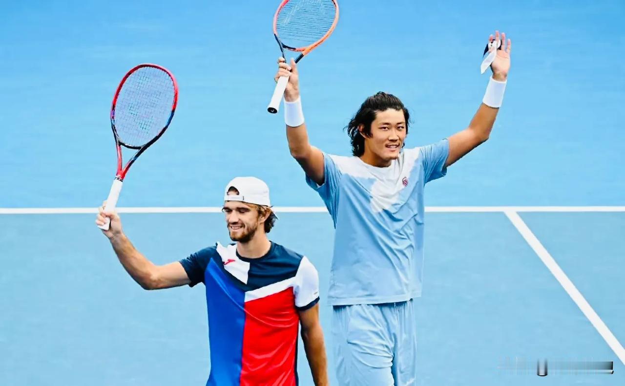 张之臻与科尔内亚组成的临时搭档在ATP250斯图加特站男双赢了第一轮后，今晚的男