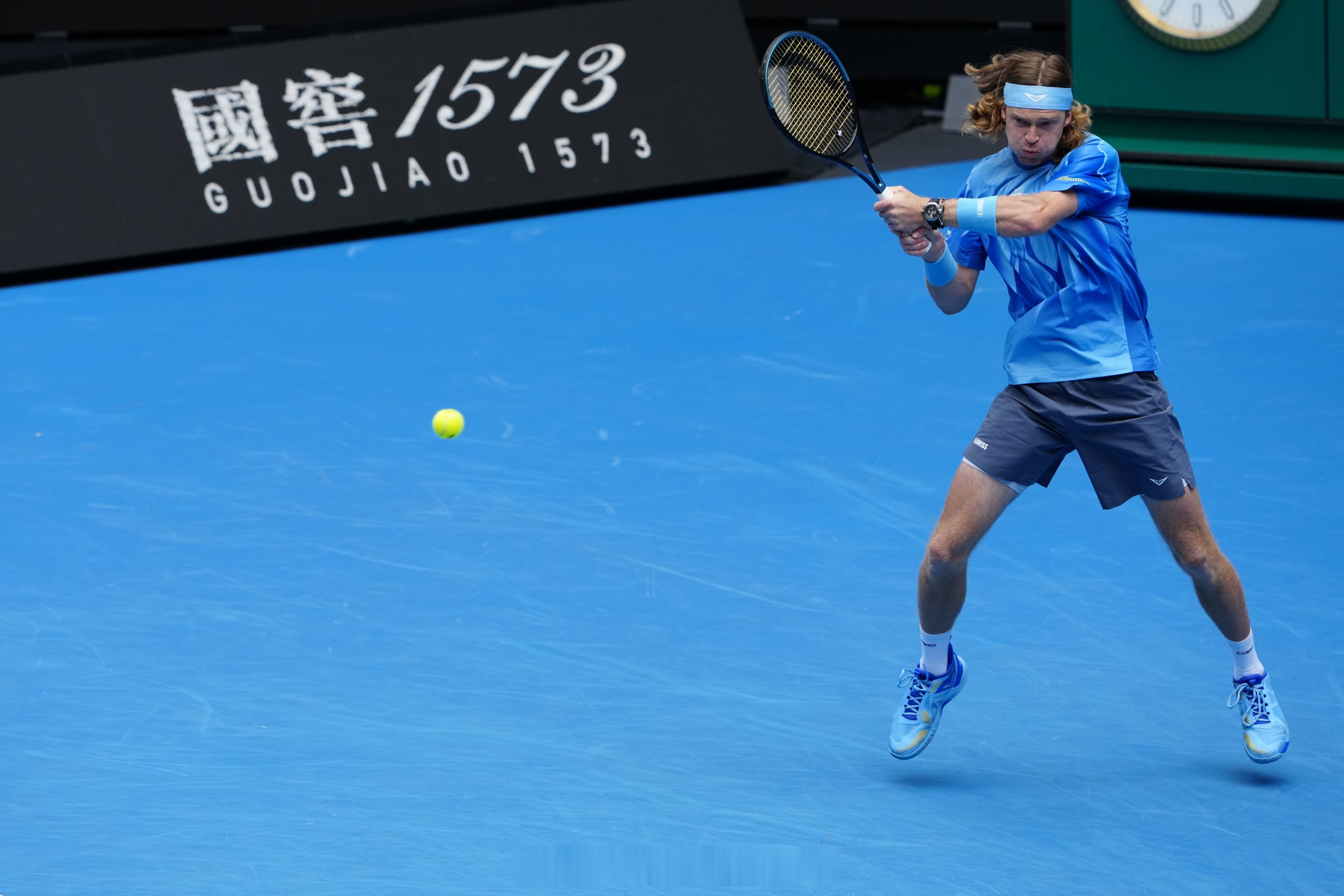 澳网2026 男单次轮，卢布列夫6-4/6-3/4-6/7-5战胜资格赛选手法里