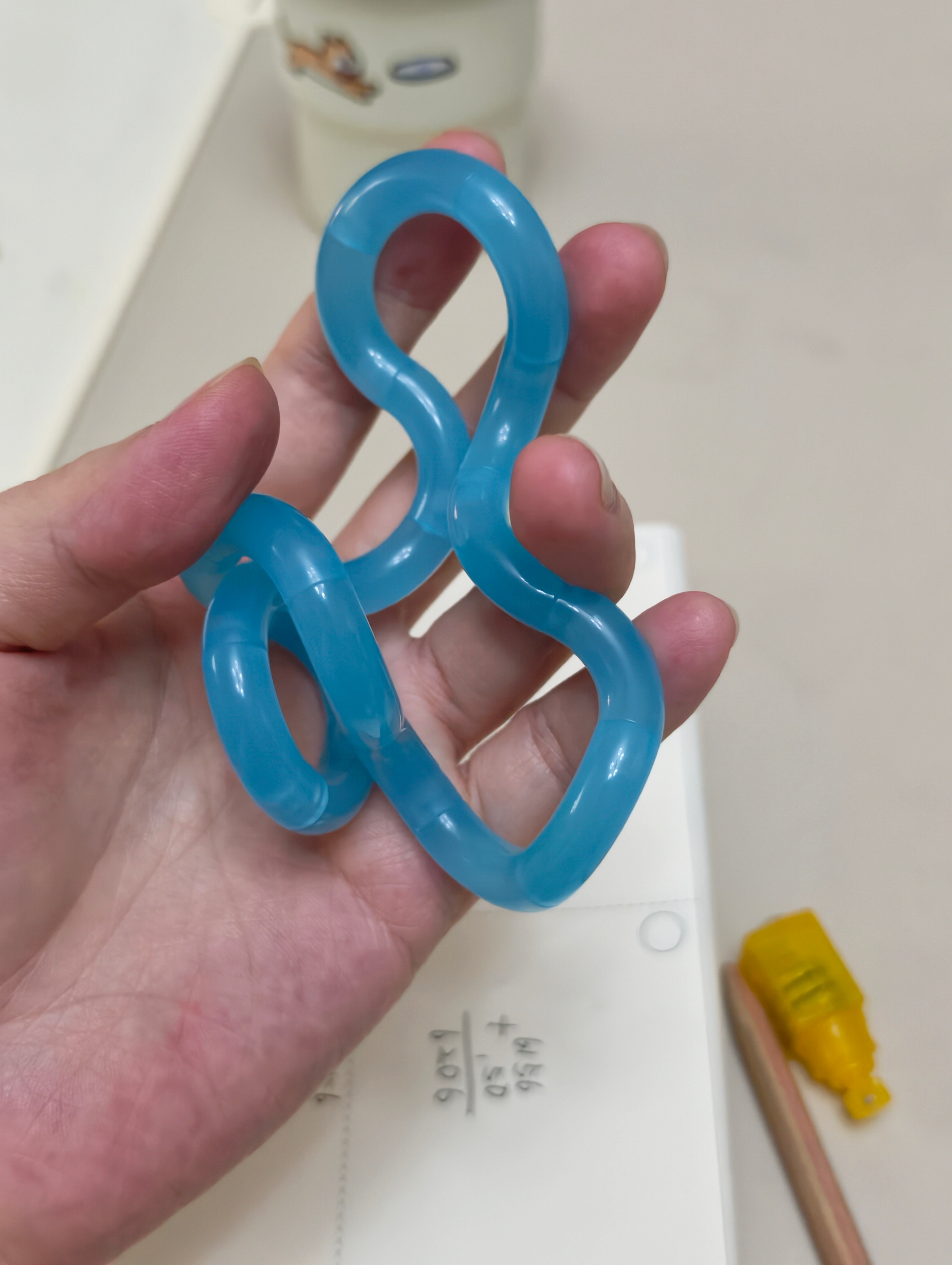 一边辅导作业一边盘“手串”心里默念：心平气和心平气和[卡皮巴拉][卡皮巴拉][卡