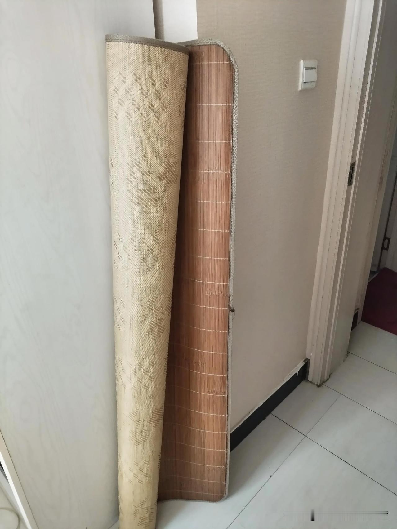 这是我家前几年买的竹席，

具体哪年买的忘了，反正好多年了，

但是现在

竟然