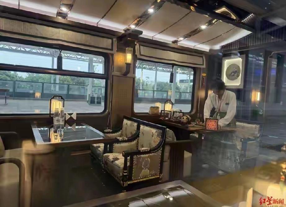 铁轨还没热，票先没了。不是没人坐，是九成被老外抢光了。
这列叫“锦绣天府号”的熊