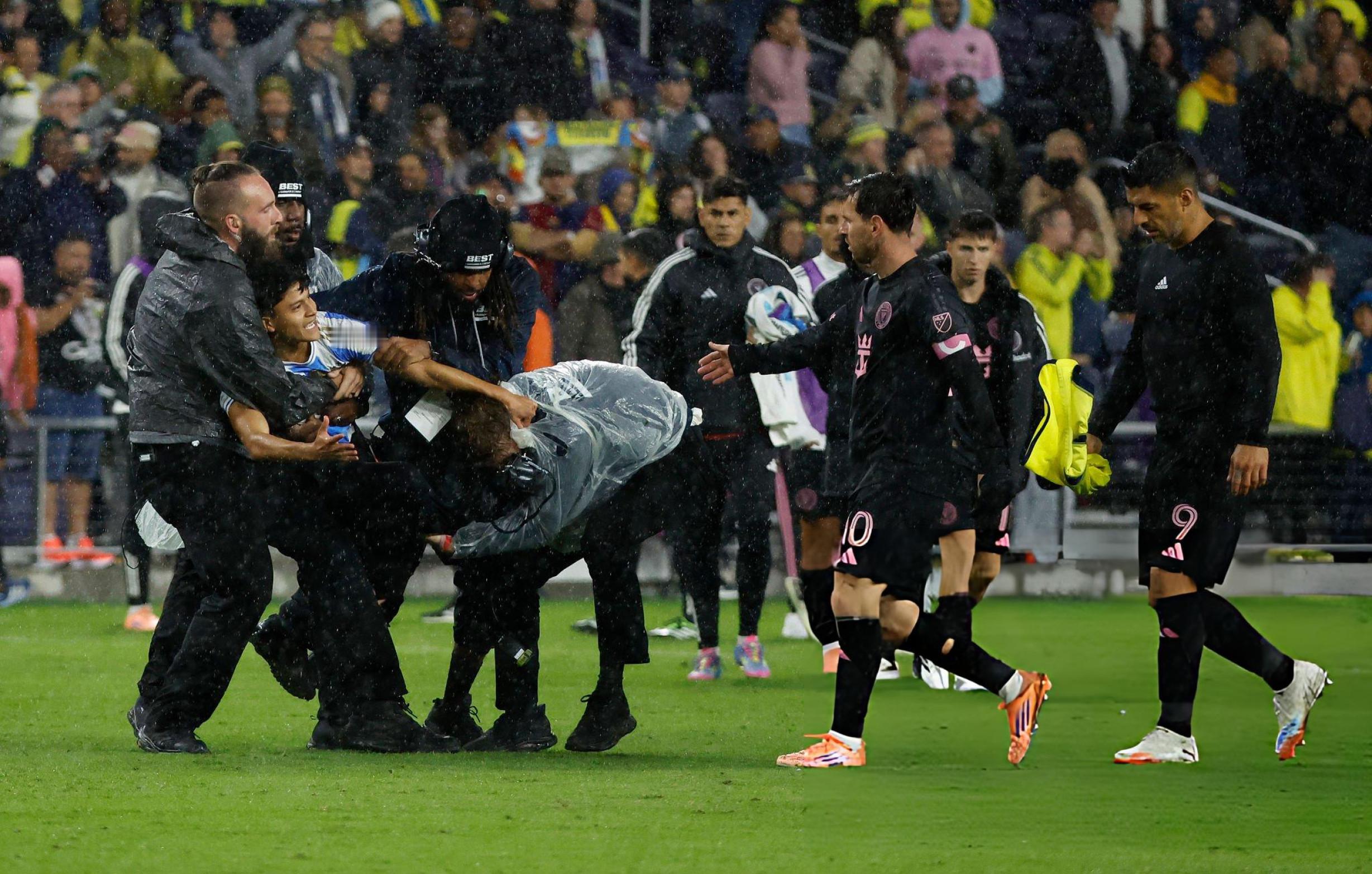 赛后另一位冲进球场的球迷！纳什维尔vs迈阿密国际迈阿密国际[超话] ​​​