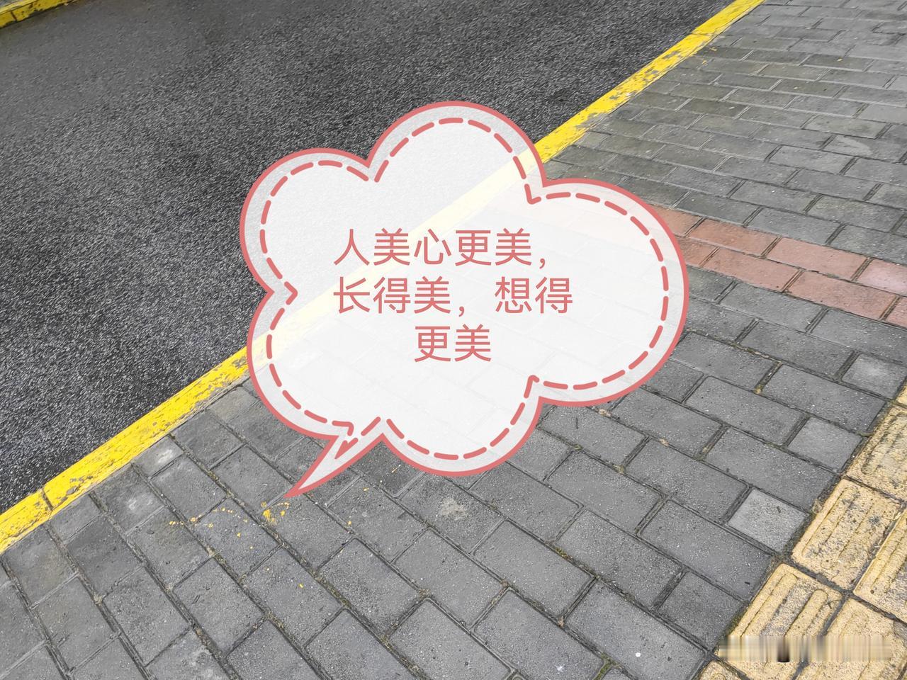长裙的好处是无论空调怎么吹，我都护着我的腿，但下雨了就会溅起一圈泥。凉鞋的好处是