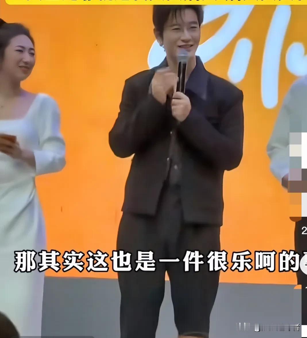 网传，黄晓明在参加校庆时，回应他女朋友叶珂有关伍佰的歌猥琐这个问题。黄晓明说：“