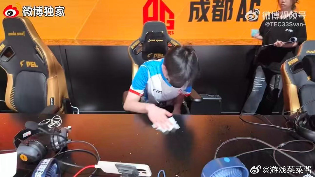 33新式戴耳机法少见的耳机佩戴方式被33解锁，新奇的模样带来不少欢乐，日常片段看
