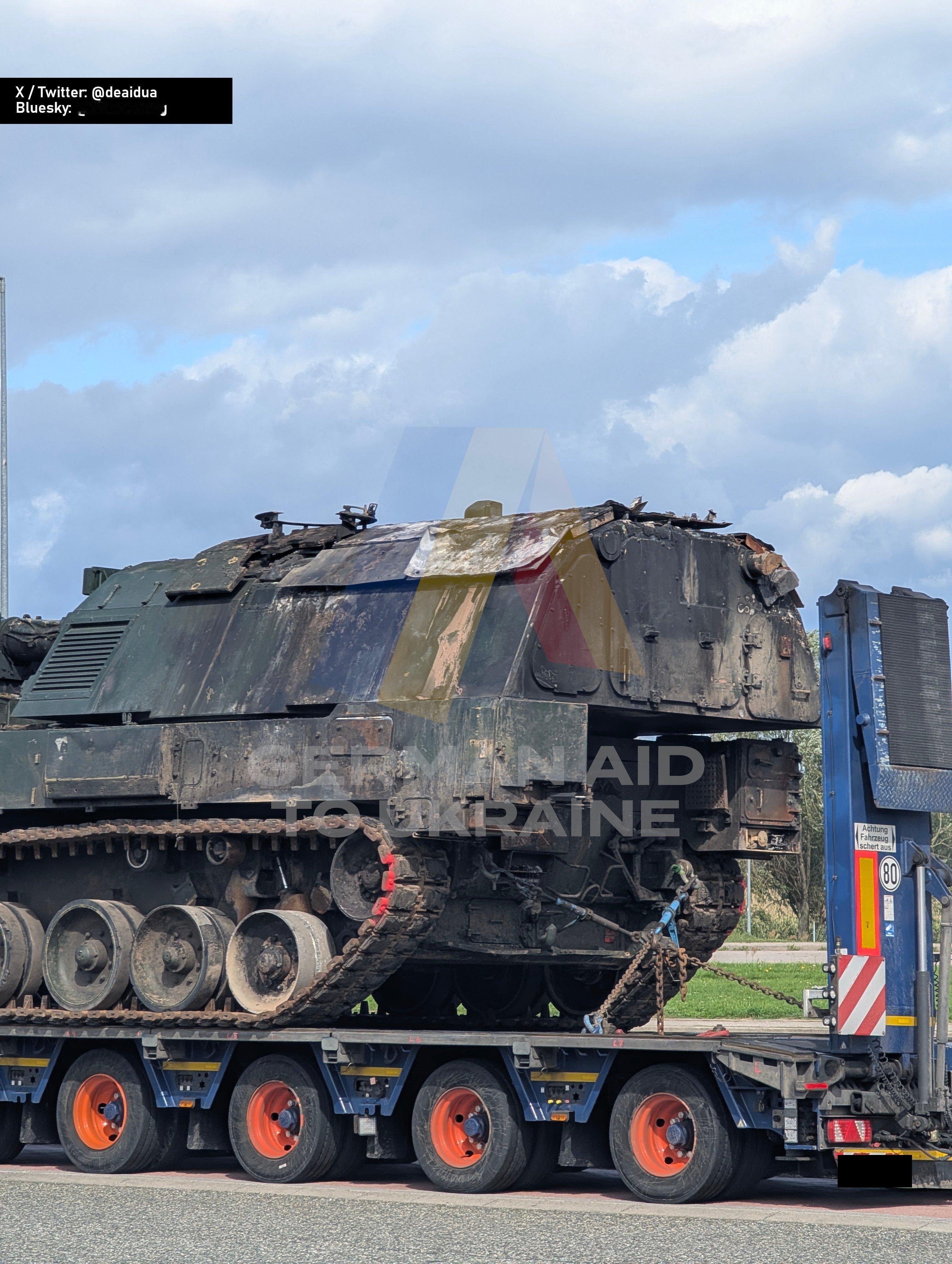 俄乌局势新进展 在前线受损的乌军PzH2000自行榴弹炮被拖回德国接受维修，目前