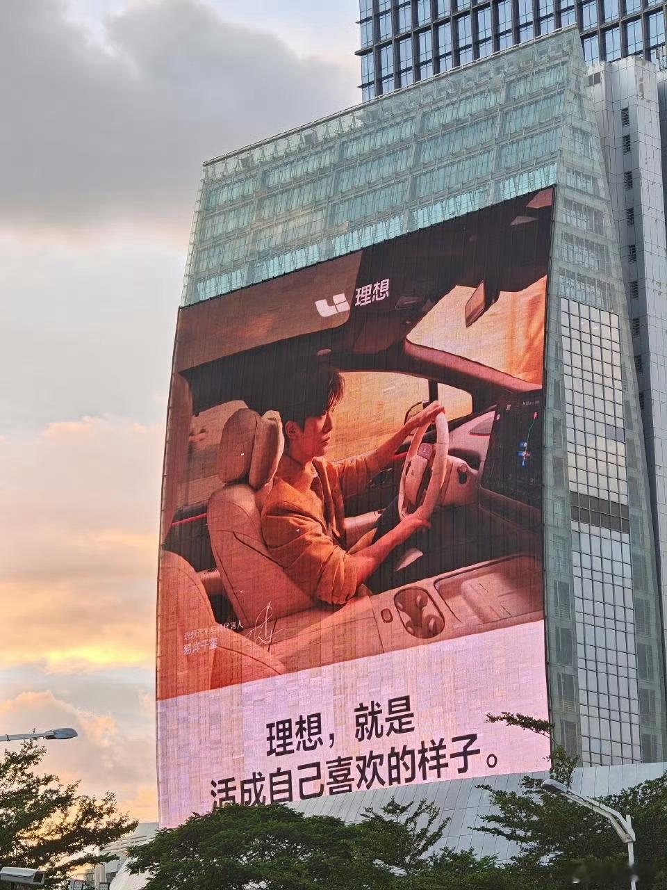 羡慕你们能在各个地标和合照打卡的[捂嘴哭][捂嘴哭][捂嘴哭]而我们，只能在公司