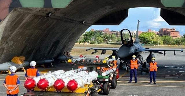 特朗普要卖武器给台湾，拦不住，也不用拦，中国该做的事根本不在这里。

从去年底1