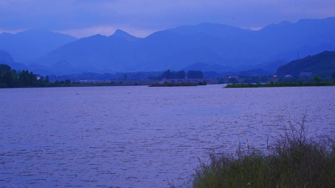 湖景与远山 山水治愈地 山水画般的湖 望山见水，共享河湖 静心观中国