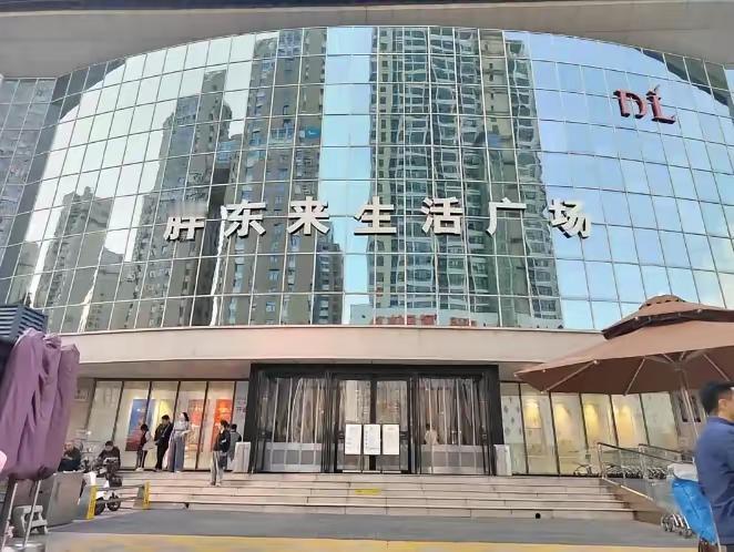 这价格，太良心？


有人给胖东来许昌店房东算了一笔账：
2.3万平一年2400