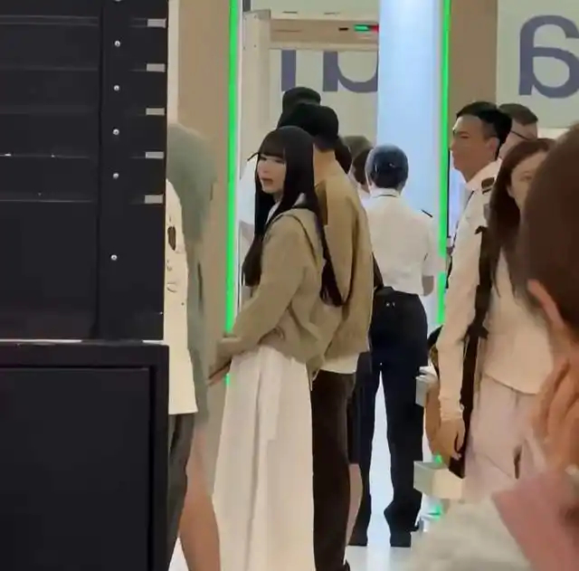 林俊杰女友七七生图普通，却是23岁帕森斯学霸获全家认可 