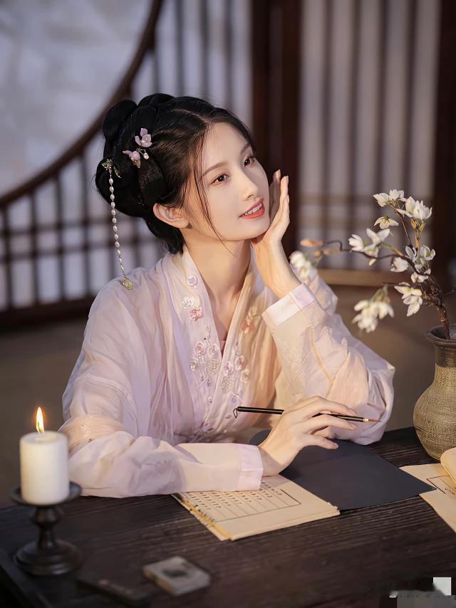 下联：烟火常暖小日子，
上联：岁月温馨酱醋茶。这上联既贴合生活又满是温情，和下联