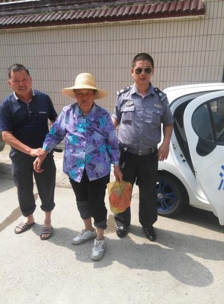 公交抢座引众议：八旬阿婆难寻座，一个空位照见两种选择
 
公交车门刚打开，短短几