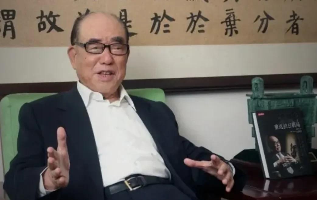 一次，郝伯村妻子的外甥董海龙从北京回到台湾后挖苦他：我爷爷在大陆离休快20年了，