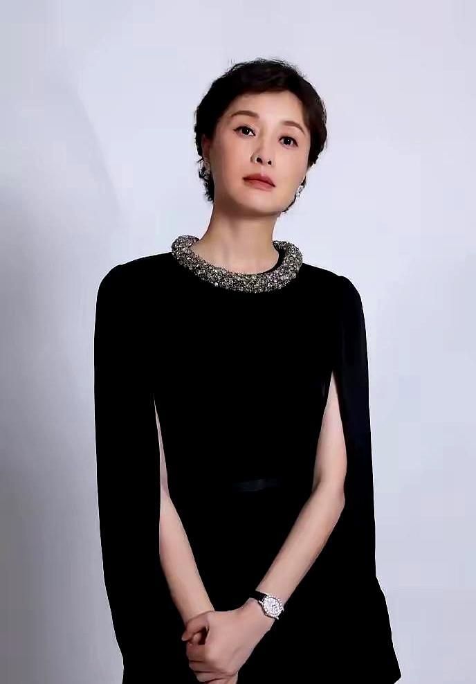 53岁的吴越，悄悄撕下了中年女星的遮羞布。
 
镜头推近，她眼角的细纹和褐斑清晰