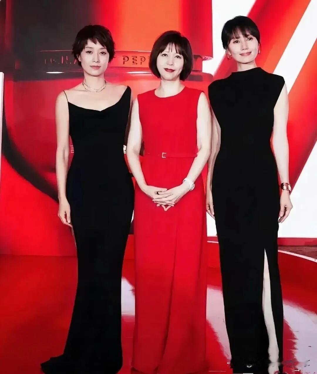 平时不认真看还没有发现，单看觉得袁泉就是很普通的一个演员，没想到她跟其他人的合照