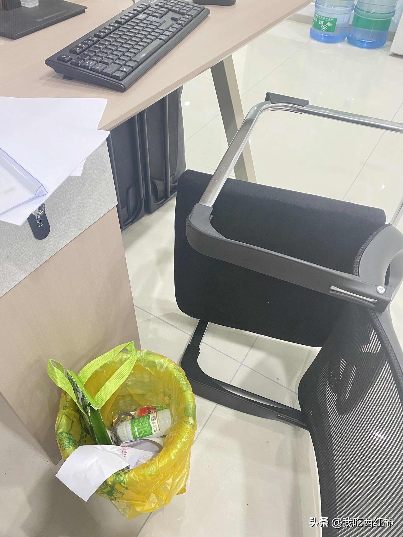 偷吃被经理把工位掀了
我拿着花生奶，还没来得及喝，部门经理就猛地踹门进来。他早上