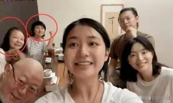 火风的两任妻子和几个孩子同框，家庭氛围超好。
经常看报道，说火风抛妻弃子，见异思